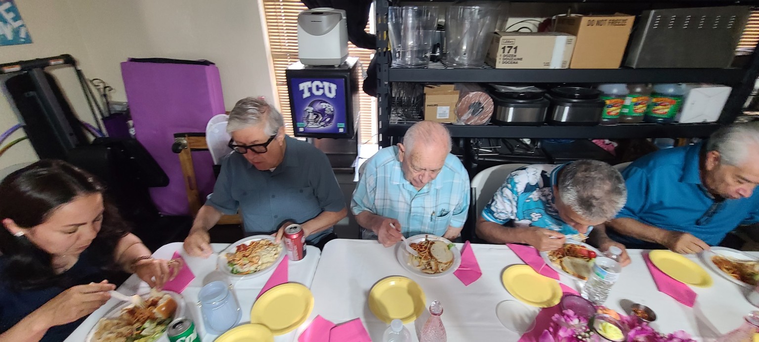 Miembros de Western Heights compartiendo en familia